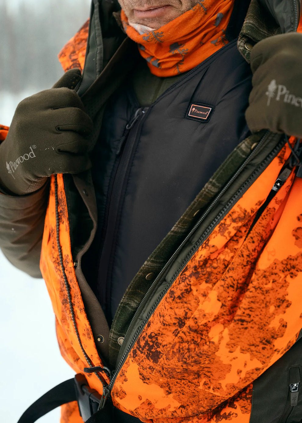 5590-412-40_Pinewood-Vest-Ultra-Body-Heat_Black-Grey