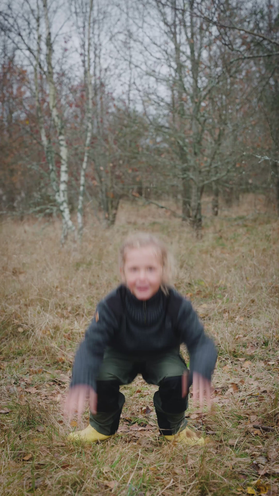 9985-153_9985-138_pinewood-lappland-trousers-kids-mossgreen-black_9x16_Pinewood.mp4