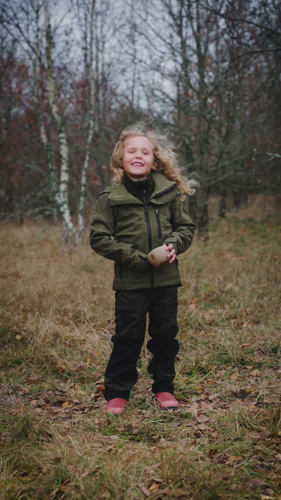 6303-713-pinewood-finnveden-hybrid-jacket-kids-h-olive_9x16_Pinewood.mp4