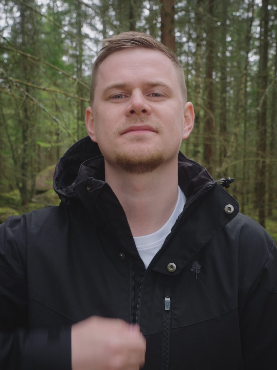 5303-400_pinewood-finnveden-hybrid-friluftsjacka-herr-black-3x4_Pinewood.mp4